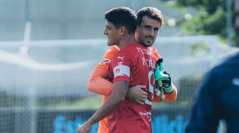 Iv�n Villar y Gon�alo Paci�ncia, salud�ndose en el Celta-Santa Clara.