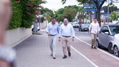 Miguel Tellado (d), secretario general del PP, junto al presidente valenciano, Carlos Mazn, a su llegada a la junta directiva provincial del partido en Alicante.