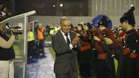 La Real Banda de Gaitas de Ourense en el recibimiento de las autoridades al estadio de O Couto. 