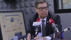 JULIO ABALDE, RECTOR DE LA UNIVERSIDAD DE A CORU�A, EN LOS MICROFONOS DE RADIO VOZ CORU�A.