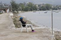 Las obras han finalizado y una cliente del hostal Antol�n aprovecha para disfrutar del paseo. 