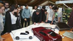 El director de la Escuela Universitaria de Dise�o Industrial (EUDI), Jos� Ram�n M�ndez, en una imagen de archivo con los alumnos