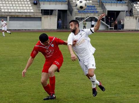 El delantero ourensano Kike, a la derecha, jugar� de salida esta tarde ante el Dubra.