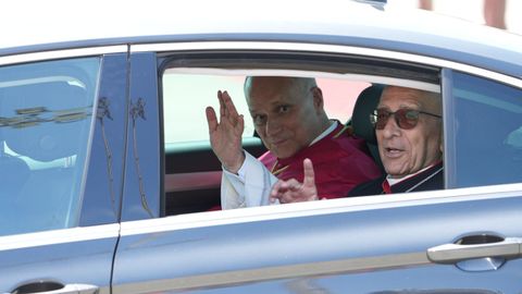 Le�n XIV, junto al arzobispo de Barcelona, Juan Jos� Omella, a su llegada al aeropuerto