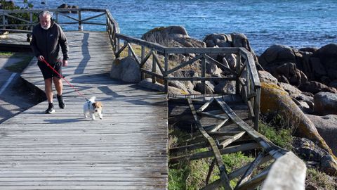 La falta de mantenimiento y el mal tiempo acabaron tirando abajo el pasamanos del paseo mar�timo de San Vicente, en O Grove. 