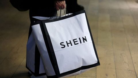 Un cliente con una bolsa de Shein. 