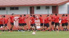 Los jugadores del Lugo entrenando en el campo de O Ceao