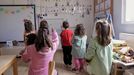 Alba es la responsable de esta escuela unitaria desde el 2020. En la imagen, con sus seis alumnos