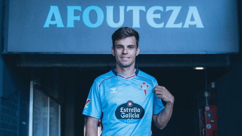 Aleix Febas ya posa con la camiseta del Celta