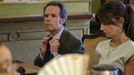 El segundo teniente de alcalde y concejal de urbanismo, Ignacio Cuesta (i), durante un pleno del Ayuntamiento de Oviedo. ARCHIVO
