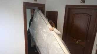 Mujer con un colch&oacute;n ayer en la comarca, donde se iniciaron estas estafas.