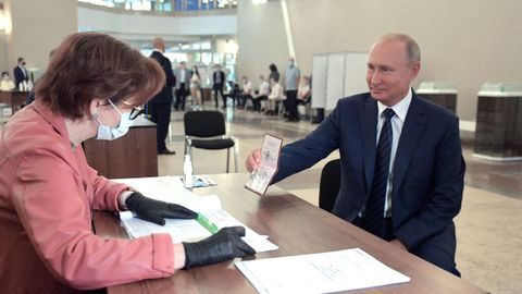 El presidente ruso, Vladimir Putin, ense�a su pasaporte antes de votar, este mi�rcoles en el referendo sobre la reforma constitucional