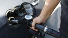 Un consumidor reposta carburante en una gasolinera espa�ola. 
