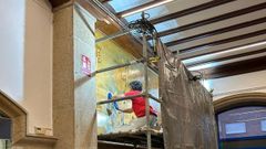 Una especialista trabaja en la restauraci�n de la pintura que decora el vest�bulo