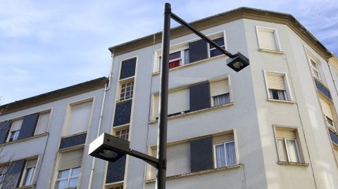 Modelo de las nuevas farolas que se implantar�n en la calle Alegre y que est�n instaladas ya en otros puntos del barrio, como Barri� de la Maza