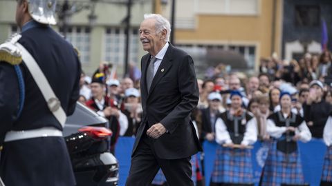 Eduardo Mendoza, Premio Princesa de Asturias de las Letras 2025, en su llegada al Campoamor