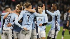 Borja Iglesias, celebrando junto a sus compa�eros el gol del Celta ante el Real Madrid, de su autor�a.