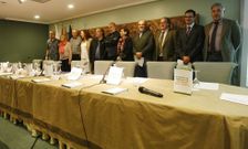 C�ndido D�az (derecha) con otros nefr�logos gallegos y representantes de Alcer, ayer. 
