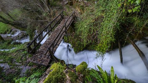 Pasarela de madera sobre el arryo de la cueva de Santalla de Abaixo