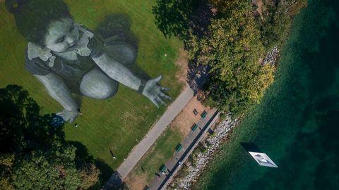 Imagen area que muestra ek fresco gigante del artista  Saype en el lago Geneva, en Suiza