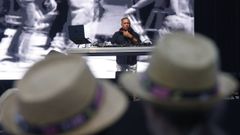Los dj's amenizaron  los cambios de los artistas