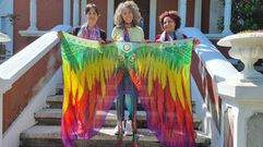 Eva Mara Lozano, Rosa Xava y Carmen Malvi con unas de las alas diseadas por esta ltima, en la puerta de entrada de Casa Paraso en A Ra. 