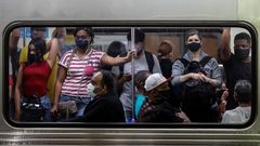 Pasajeros con mascarillas, ayer en la estaci�n de metro de S�, en el centro de Sao Paulo
