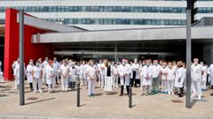 Los profesionales sanitarios del Hospital Universitario Central de Asturias (HUCA) se concentran a las puertas del complejo sanitario para celebrar la concesi�n del Premio Princesa de Asturias de la Concordia 2020.