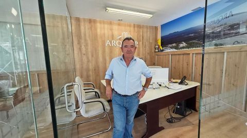 Manuel Saavedra en la oficina de Arquisip, en Rosal�a de Castro 41 (O Milladoiro), que trabaja con propiedades en un radio de unos 15 o 20 kil�metros a la redonda. Adem�s de la venta y alquiler de inmuebles, tambi�n ofrece un servicio exclusivo para preparar aquellas viviendas que necesiten una puesta a punto, as� como para las que requieran reforma.