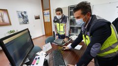 Juan Jos� Castro Barrera, jefe de la Unidad de Investigaci�n Tecnol�gica -al fondo- y Salvador Campoy, jefe de la Brigada de Polic�a Judicial de la Comisar�a de Ferrol-Nar�n