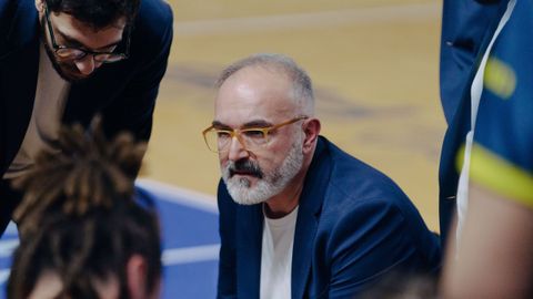 Moncho L&oacute;pez, d&aacute;ndole instrucciones a sus jugadores