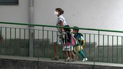 Dos escolares y una profesora, el primer d�a de clase en el Colexio novo de Monforte, uno de los cuatro de esta localidad que no tienen ning�n caso de coronavirus