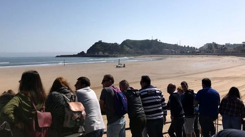 Pblico asistente a las Carreras de Caballos de Ribadesella frente a la playa de Santa Marina