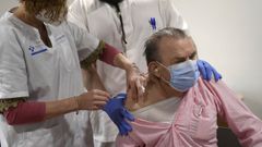 Un hombre recibe la tercera dosis de la vacuna contra el coronavirus en la Residencia La Mixta de Gijn, Asturias