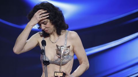 La actriz Julia de Castro recibe el premio a mejor actriz de reparto de una serie