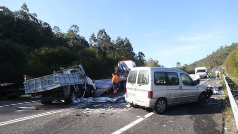 Accidente en el corredor Santiago-Noia, a la altura de Brión, con un muerto y dos heridos al chocar dos camiones y un coche