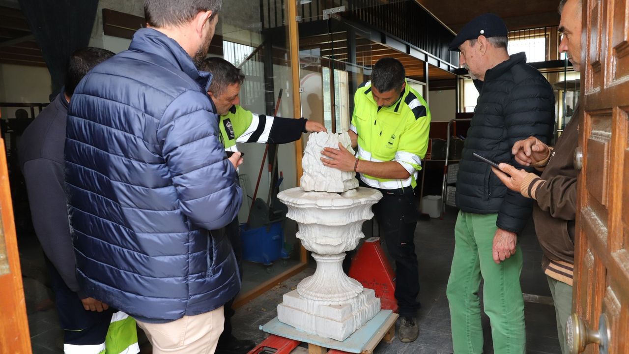 La espiga de mármol blanco de la antigua fuente de la Farola regresa a su plaza