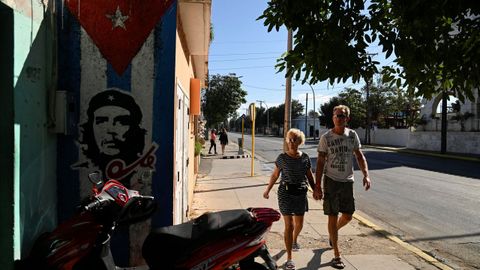 Dos turistas por las calles de Varadero (Cuba).