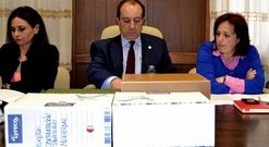 El regidor, entre la secretaia y la teniente de alcalde, con la documentaci�n del tanatorio.