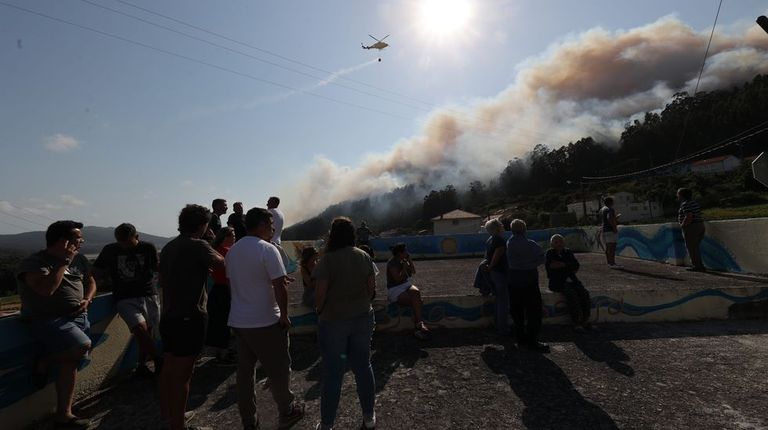 Las imgenes del incendio que se extiende por Ponteces: lbum