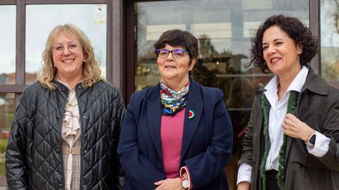 En el centro, la aspirante a rectora Carmen Garc�a Matero junto a las candidatas a vicerrectora Montserrat Cruz y Mari�n Villari�o.