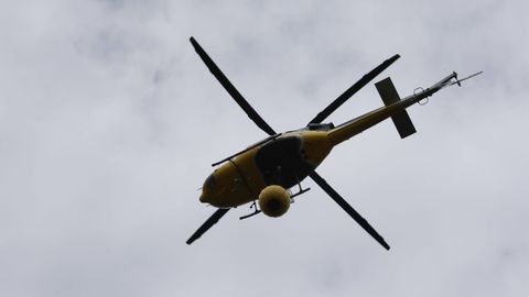 Uno de los helic�pteros que est�n actuando en el fuego