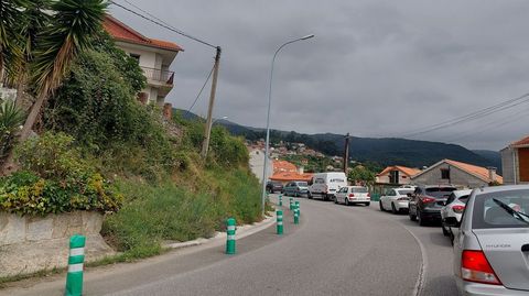 Atasco en hora punta en el acceso al puerto de Combarro este viernes