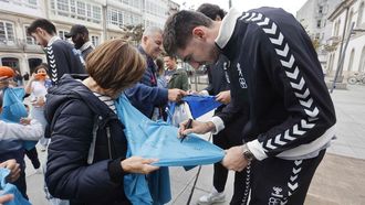 Ilic firmando un aut�grafo durante el acto junto a la Diputaci�n de Lugo
