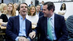 Jose Mar�a Aznar conversa con el presidente de la CEOE, Antonio Garamendi, antes de pronunciar la conferencia de clausura del curso de verano de la Fundaci�n Faes en El Escorial, Madrid. 