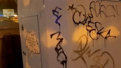 La pintada sancionada con 1.500 euros de multa fue realizada en un contenedor de ropa, en Cambre