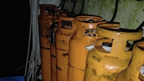 El congelador estaba situado�cerca de varias bombonas de butano