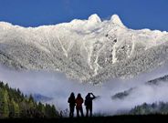 J�venes en un parque natural de British Columbia, una de las provincias incluidas en el programa.