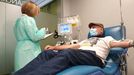 Un donante de plasma con anticuerpos en una instalaci�n del Chuac