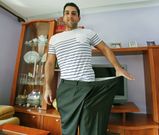 Las dos im�genes que ilustran esta p�gina hablan por s� solas. En la foto superior, Jhonattan posa en su casa de Bueu dentro de uno de los pantalones de la �poca en la que pesaba 180 kilos. Son los que se ve�a obligado a usar hace apenas a�o y medio -momento al que corresponde la fotograf�a de la izquierda-. Su lucha diaria contra la obesidad la transmite a trav�s de una cuenta de Instagram (jhoni_newhealthylifestyle). Logrado el objetivo de la rebaja de peso, ahora dedica sus esfuerzos al fitness. 